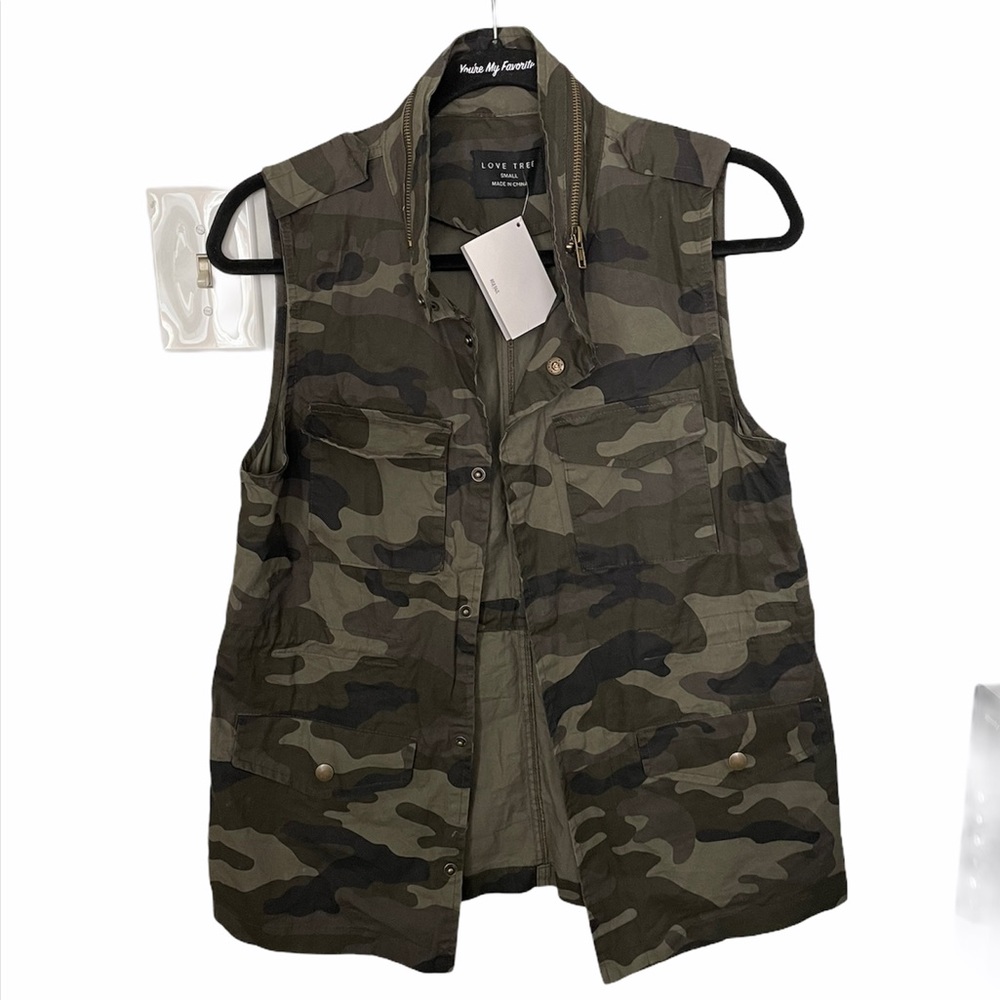 Lovetree NWT camouflage vest. Size S